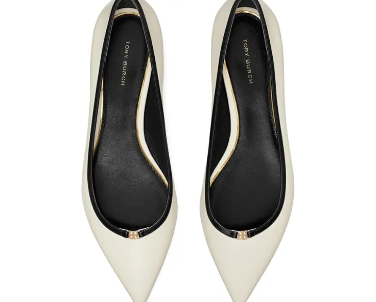 double_t_buckle_pointed_t_1.webp Tory Burch Flats<Double T Buckle Pointed Toe Flats Light Cream/Perfect Black