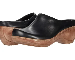 SoftWalk Mules<Madison Black Leather